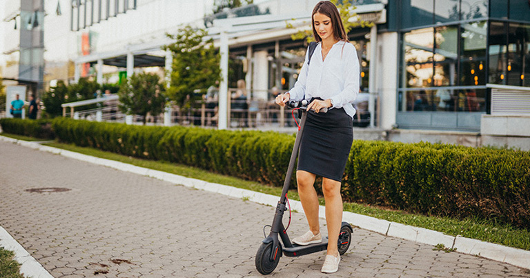 Bicicletas, monopatines, triciclos y autos: crecimiento de la movilidad eléctrica